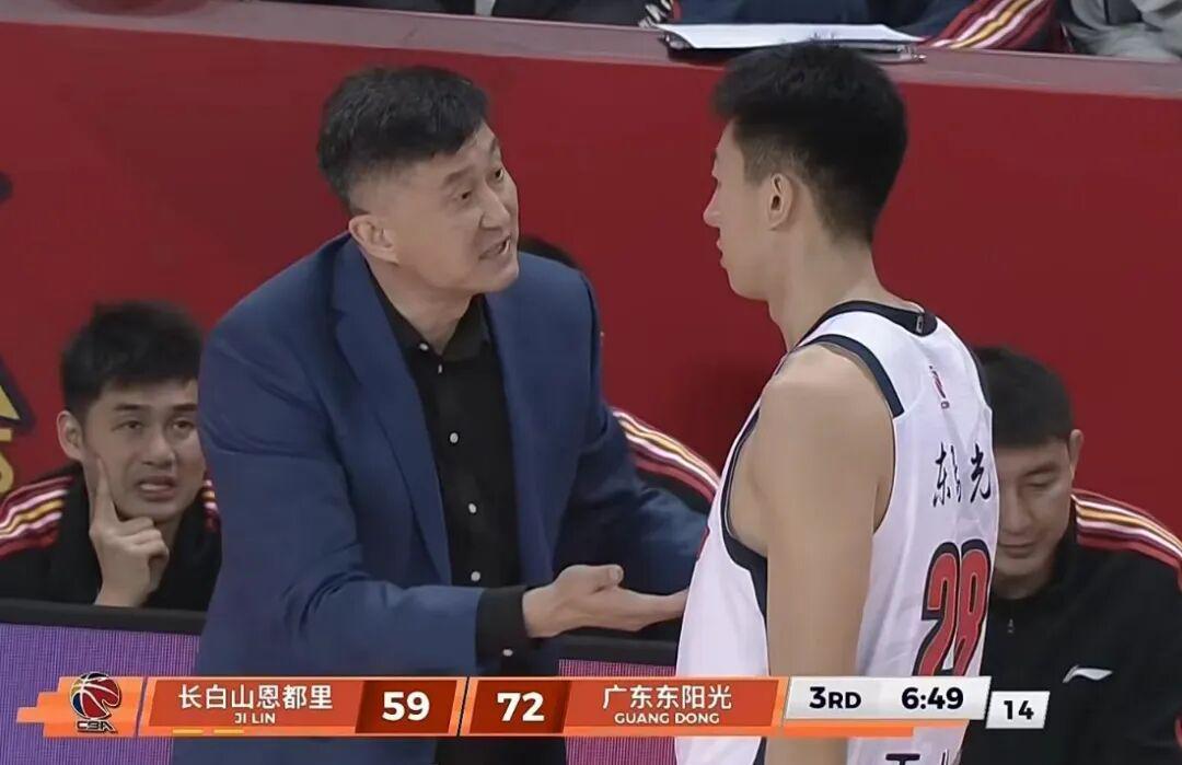 世界杯官方客户端入口-广东男篮21分大胜,奎因42+7+8打出个人秀,焦伯乔伤退姜伟泽27分